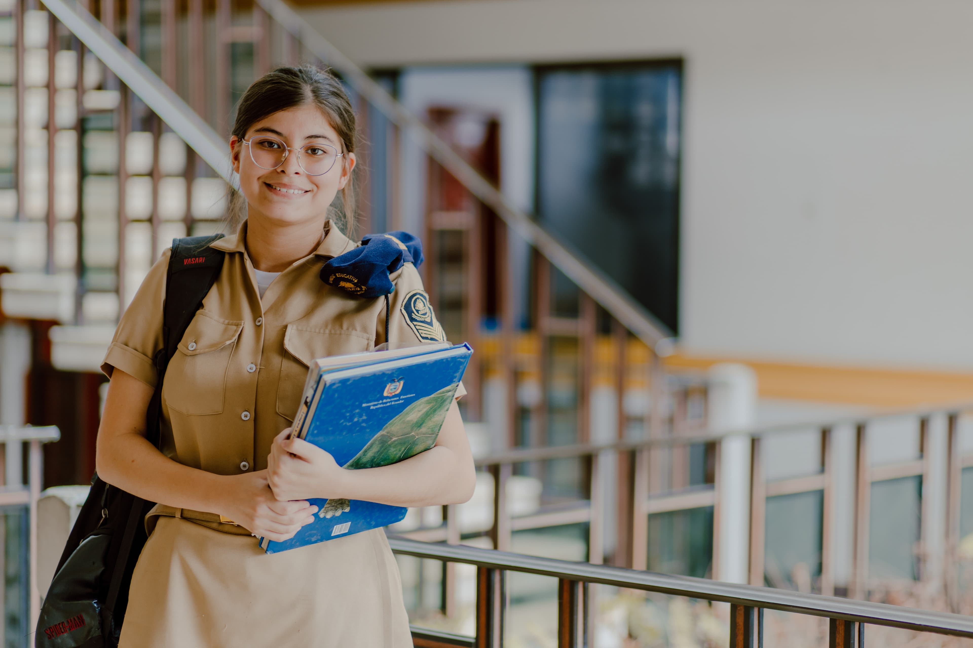 Estudiantes de Colegio ANAVI con uniforme naval en un campus educativo